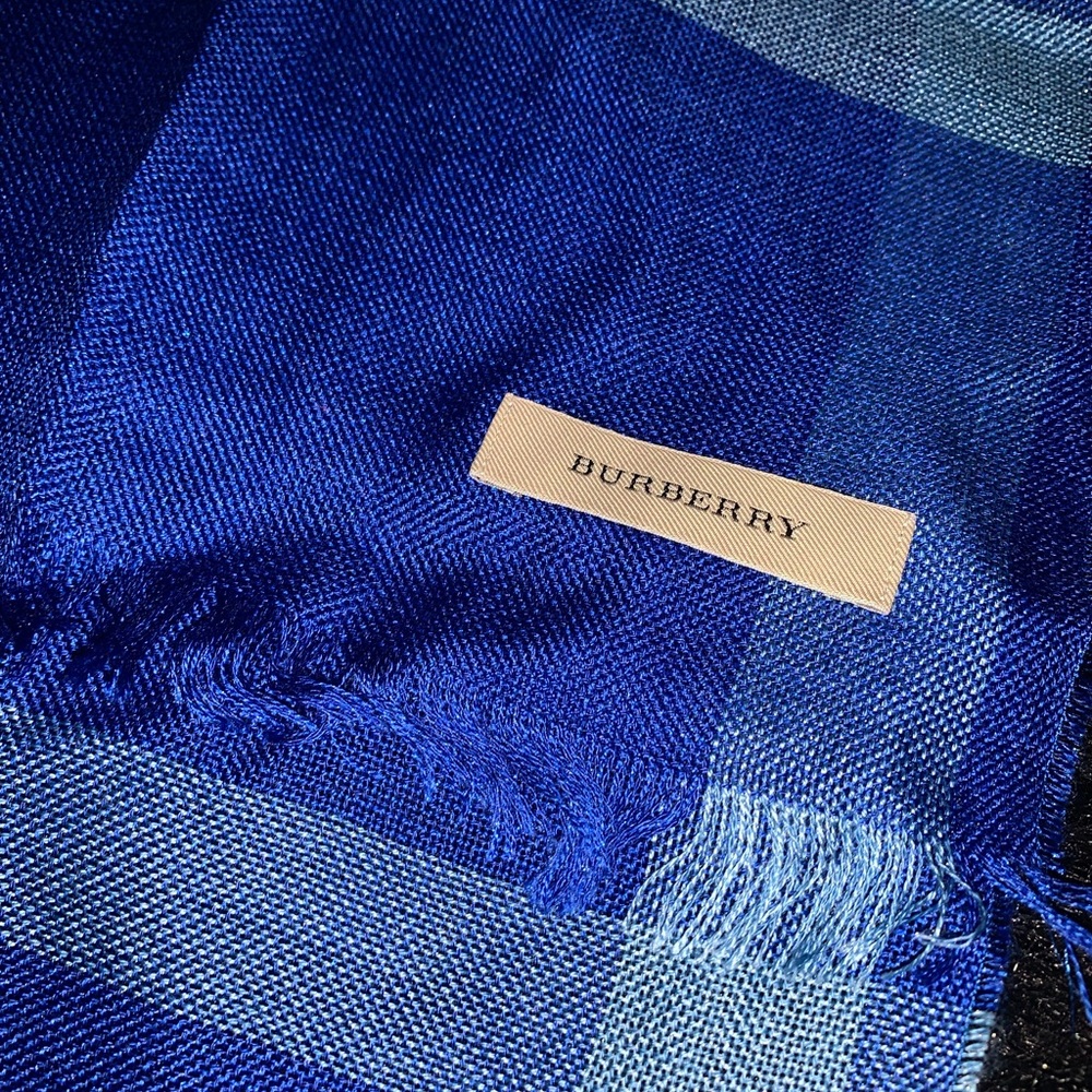 BURBERRY SCARF - Picture 2 of 5